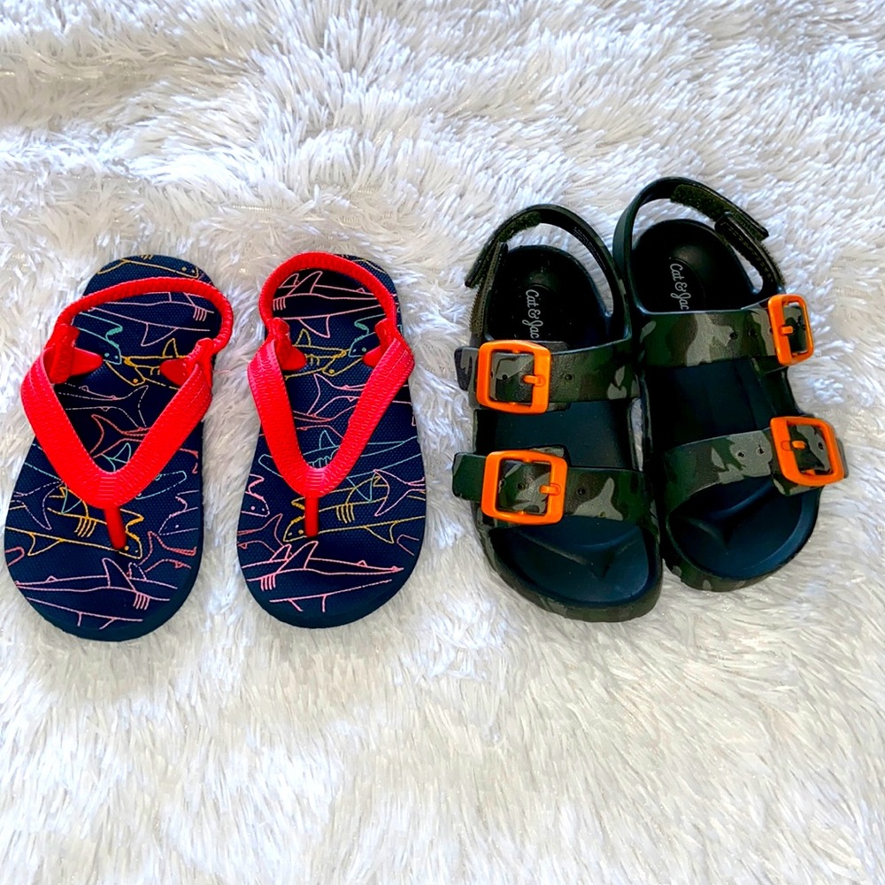 2 pairs of cat and jack sandals like new condition size 7/8 toddler